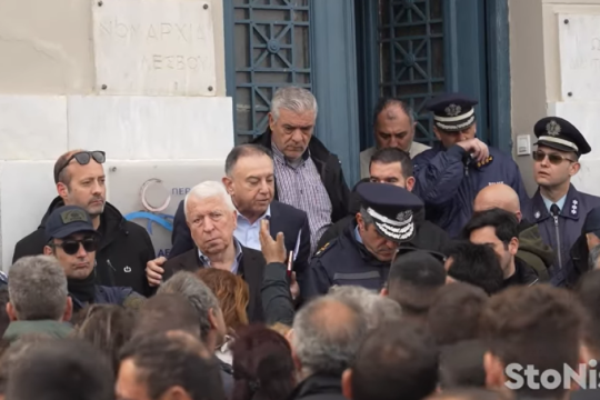 «Στα κάγκελα» οι κτηνοτρόφοι της Μυτιλήνης για τον αφθώδη πυρετό: Ένταση με Κέλλα και Αθανασίου [βίντεο]